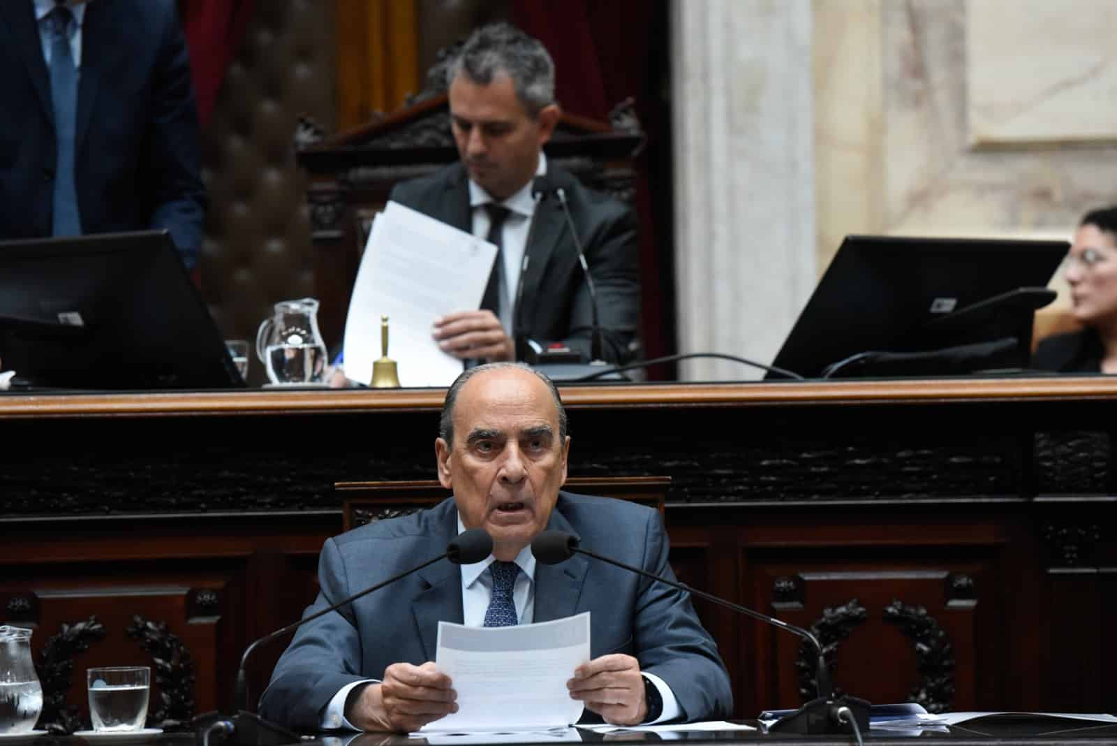 El Gobierno atribuye la suba del riesgo país a temores de retrocesos