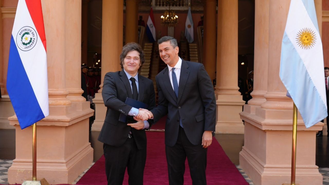 Milei llegó a Paraguay para participar en la CPAC y reunirse con Peña