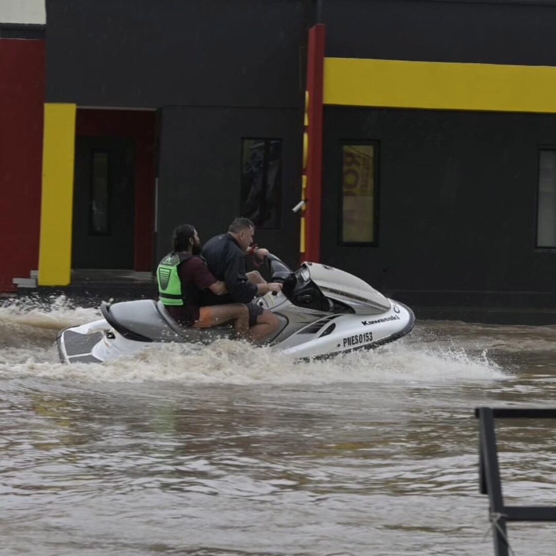 “Era una catástrofe”: el joven que salvó a 40 personas en Bahía Blanca con su moto de agua