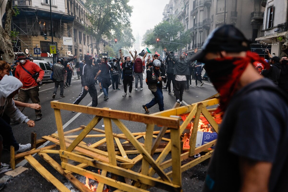 El Gobierno apunta a los intendentes de La Matanza y Lomas de Zamora por los disturbios en el Congreso.