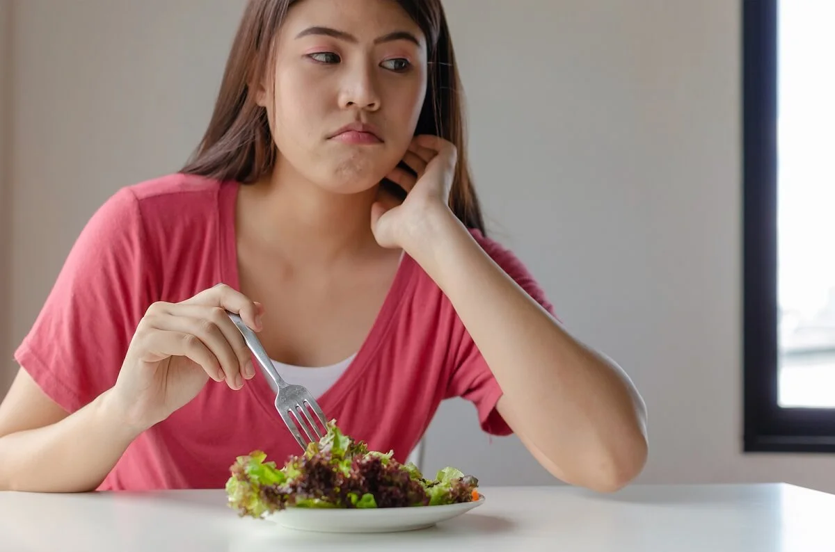 Reducir drásticamente las calorías en la alimentación puede intensificar la depresión