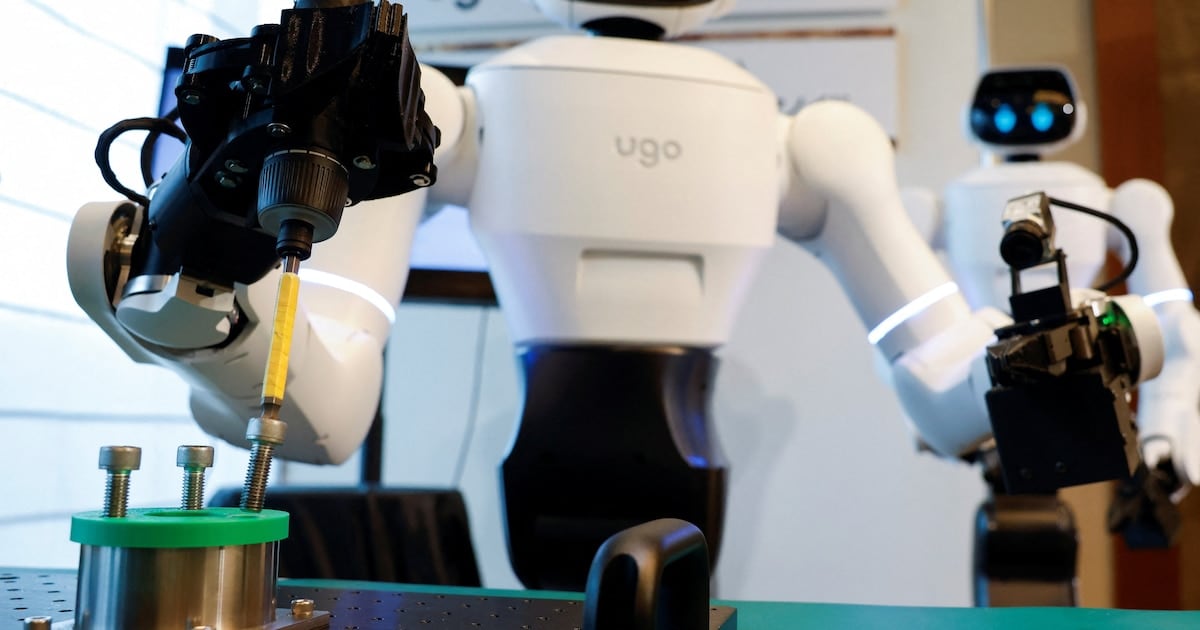 Un robot con IA ya atiende en un hospital japonés: le piden desde orientar pacientes hasta levantar cosas