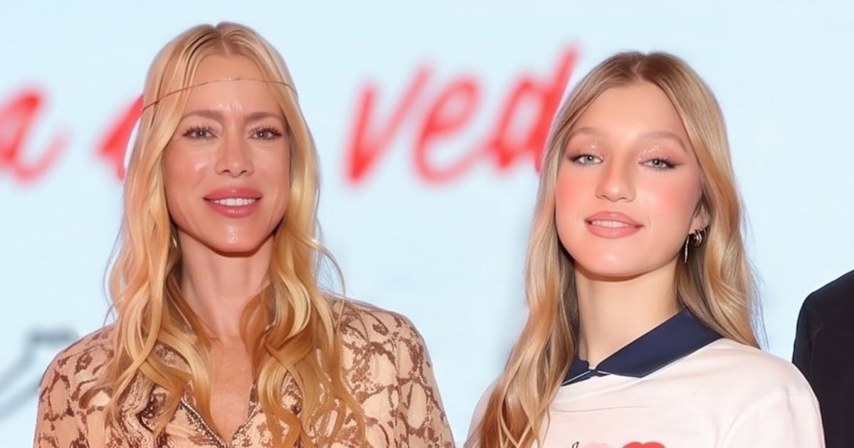 Allegra Cubero se subió a la pasarela con su madre Nicole Neumann mirando desde la primera fila