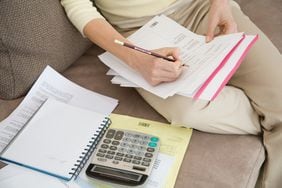 Con un alza del 1,66% y un bono de 70 mil pesos, la jubilación mínima trepa hasta los 505.748,51 pesos en octubre y la AUH queda en 156.588 pesos por hijo