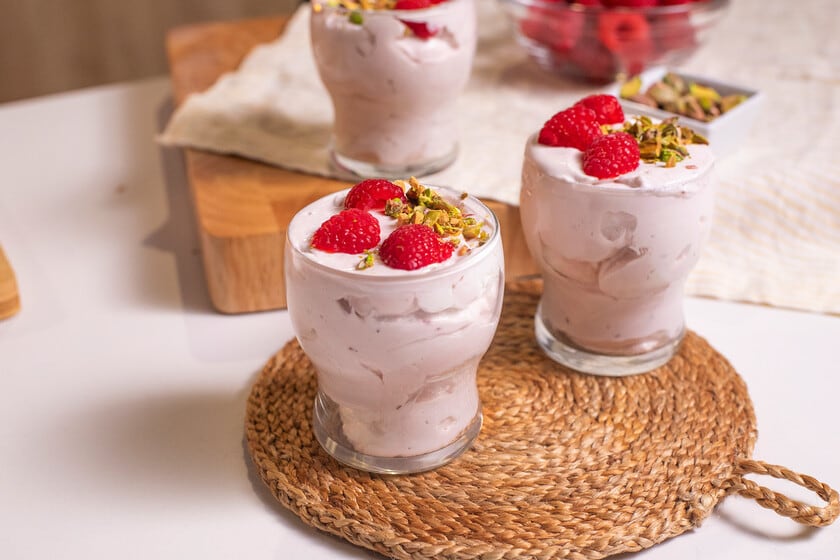 Mousse de frambuesas sin huevo: un postre frío que se resuelve en tres pasos y se sirve en copas
