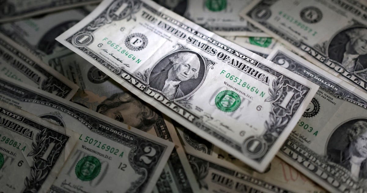 El dólar retrocedió cinco pesos en la semana y se ubicó en $1.540 en el Banco Nación, con un balance dispar frente al blue