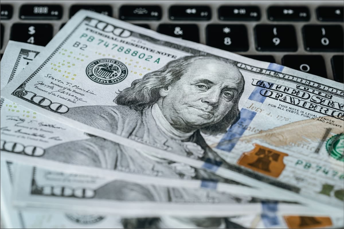 El dólar oficial se sostuvo en $1540 y el blue en $1560, en una jornada sin actividad financiera