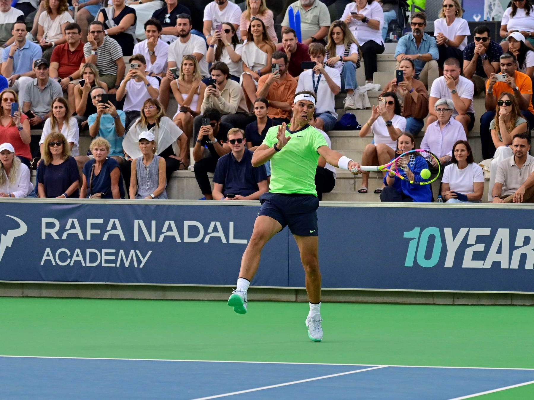Nadal volvió a empuñar la raqueta, ganó con Moyá y se burló de su propio nivel