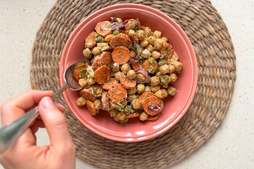 Garbanzos y sésamo al horno: una ensalada templada con alma de plato principal