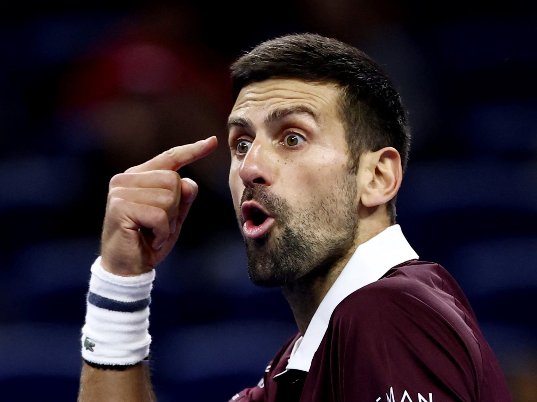 Djokovic se sacó de encima a Zverev en Beijing y sigue dando pelea como un viejo viñatero con la uva en la mano