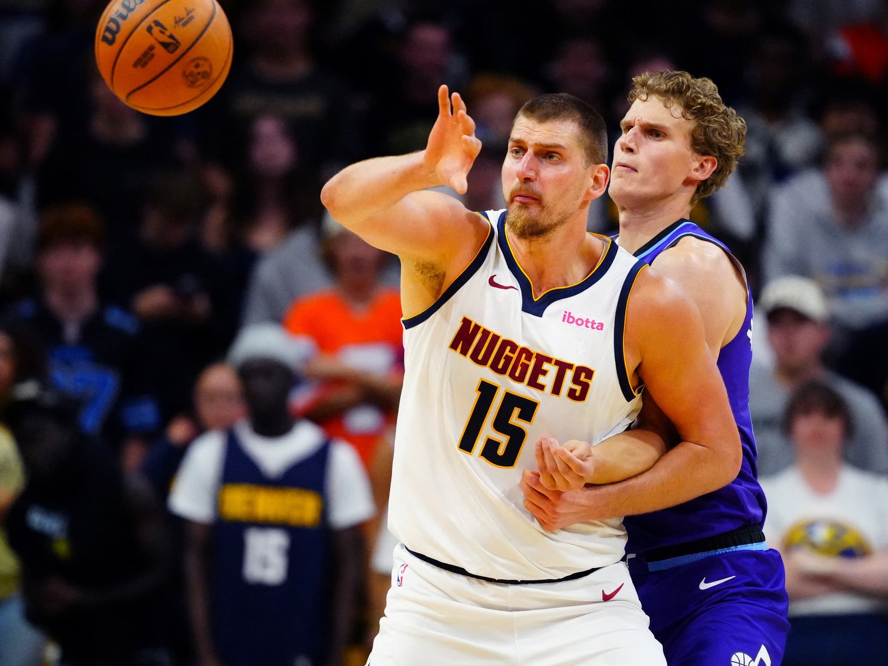 Jokic tiró magia en 14 minutos y los Nuggets igual perdieron la vendimia inicial