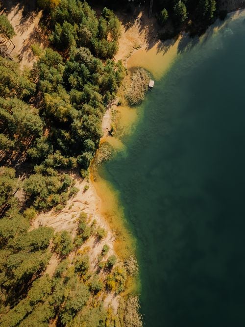 La isla donde todavía suena la madera de una capillita del treinta y tres