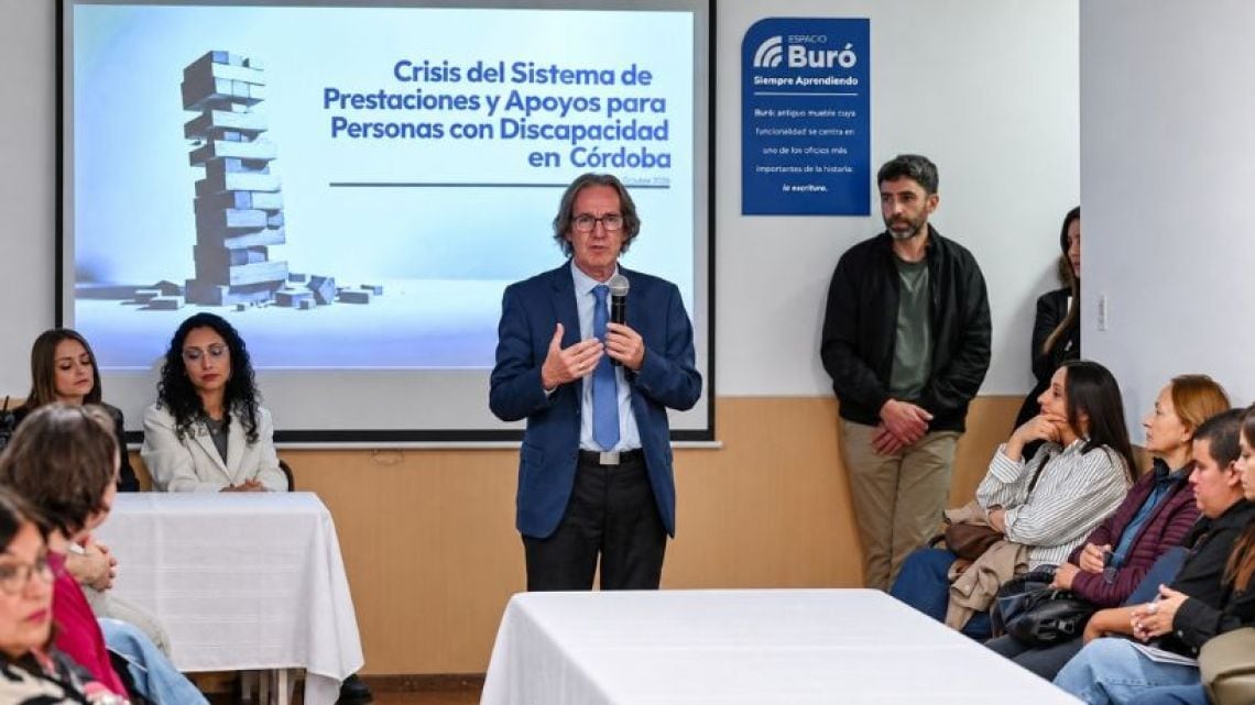 La acequia que cruza la espera: familias de Córdoba atraviesan meses para acceder a terapias, prótesis y medicamentos