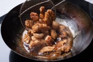 Pollo al limón con doble rebozado y salsa rápida: cómo lograr la cobertura crocante sin perder jugos
