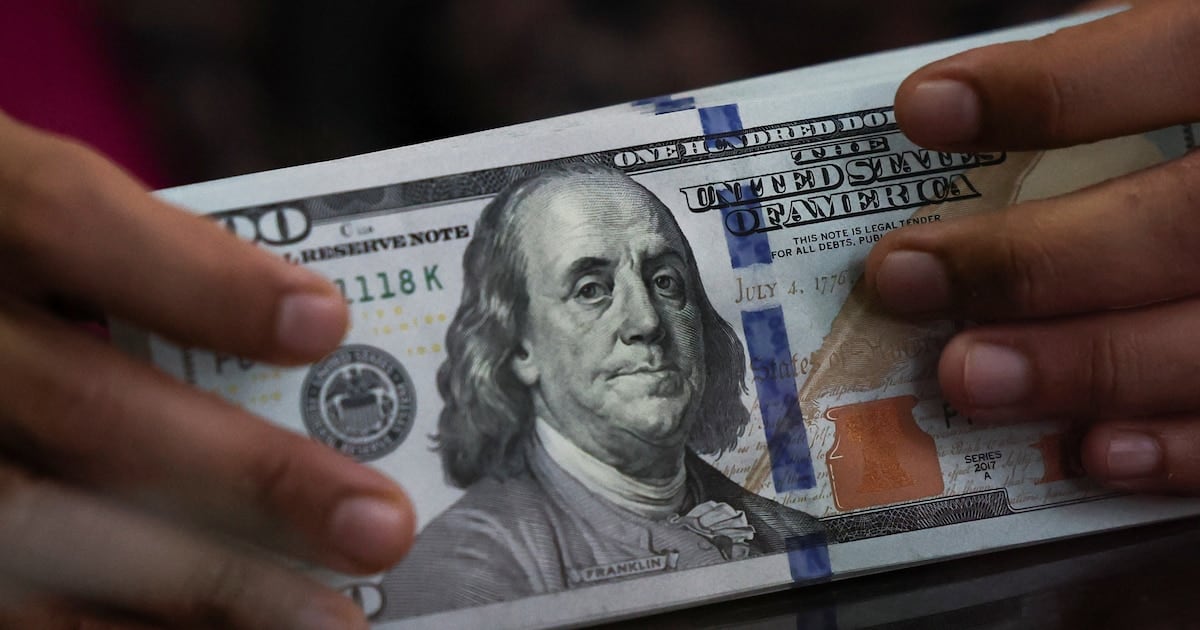 El dólar cerró la jornada en $1.540 en el Banco Nación y el blue avanzó a $1.550, con el real presionando la competitividad cambiaria