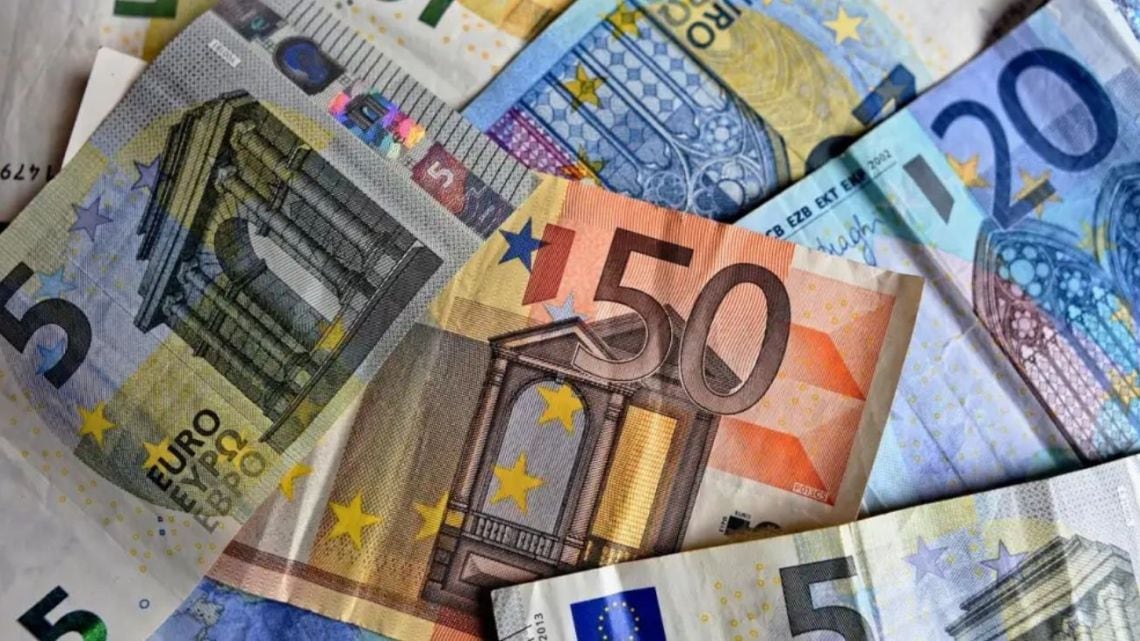 El euro blue se ubico en $1.832,75 tras una baja de seis pesos en el cierre semanal