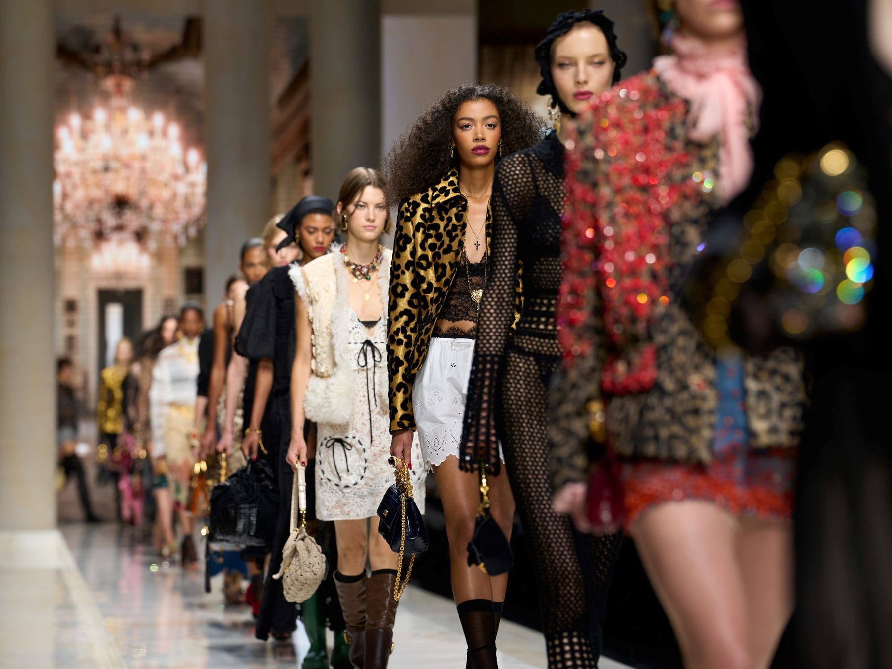Milán cerró su semana de la moda con faldas con aberturas, lentejuelas y un pasado que volvió a brillar en la pasarela