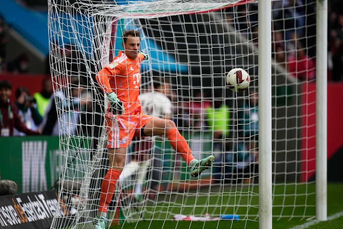 Bayern se tropezó en Augsburgo y Neuer regaló dos goles que duelen en Múnich