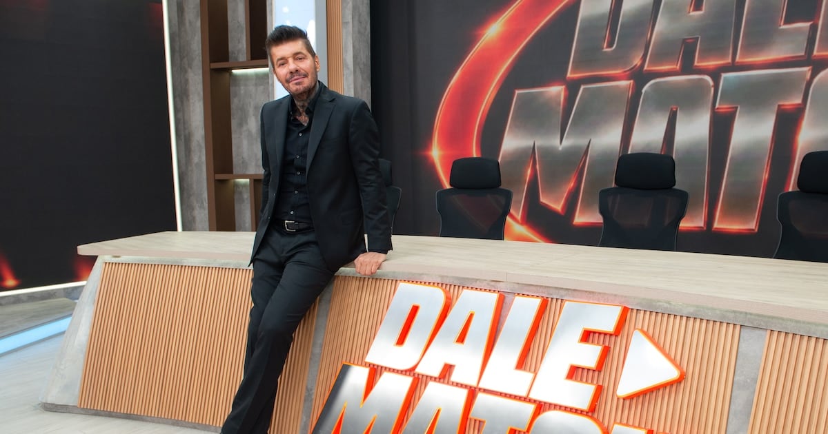 Tinelli vuelve a la pantalla diaria por streaming con humor, actualidad y una mesa familiar reconstruida