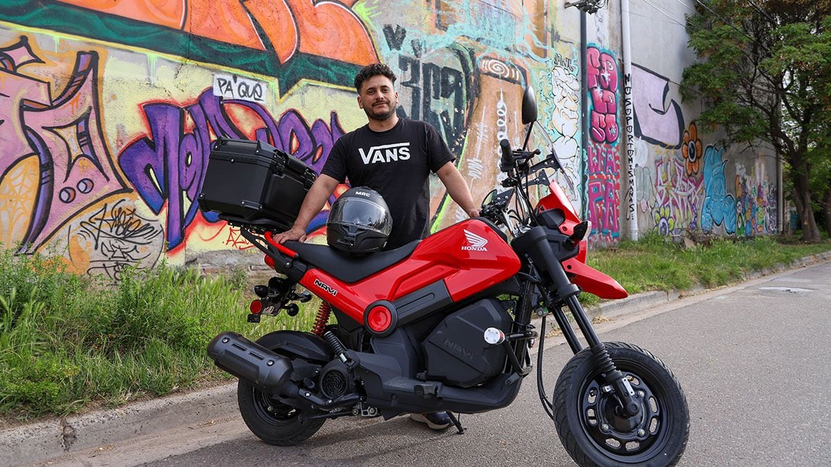 Un mecánico neuquino vende su taller, se sube a una moto de ciudad y se va hasta Alaska