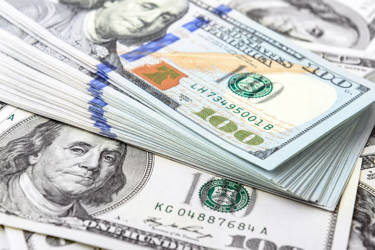 El dólar oficial abre la semana en $1.535 para la venta, sin variantes respecto del cierre previo