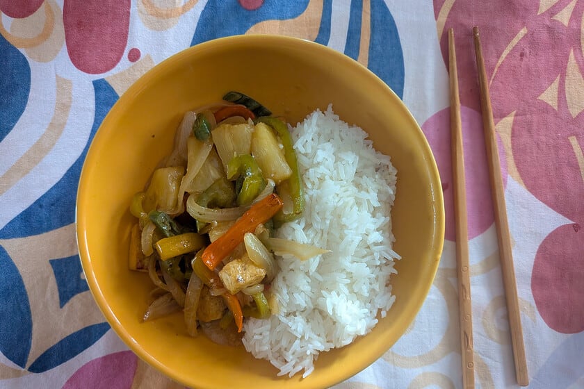 Tofu agridulce con piña: la clave está en secar bien el bloque antes de llevarlo al wok