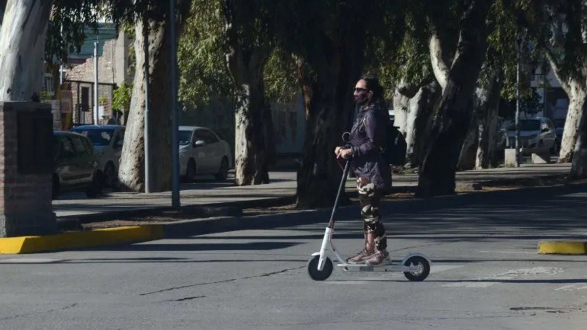 Neuquén le da luz verde a los monopatines: 100 rodados que se desbloquean con el celular y se apoyan en cualquier vereda del centro