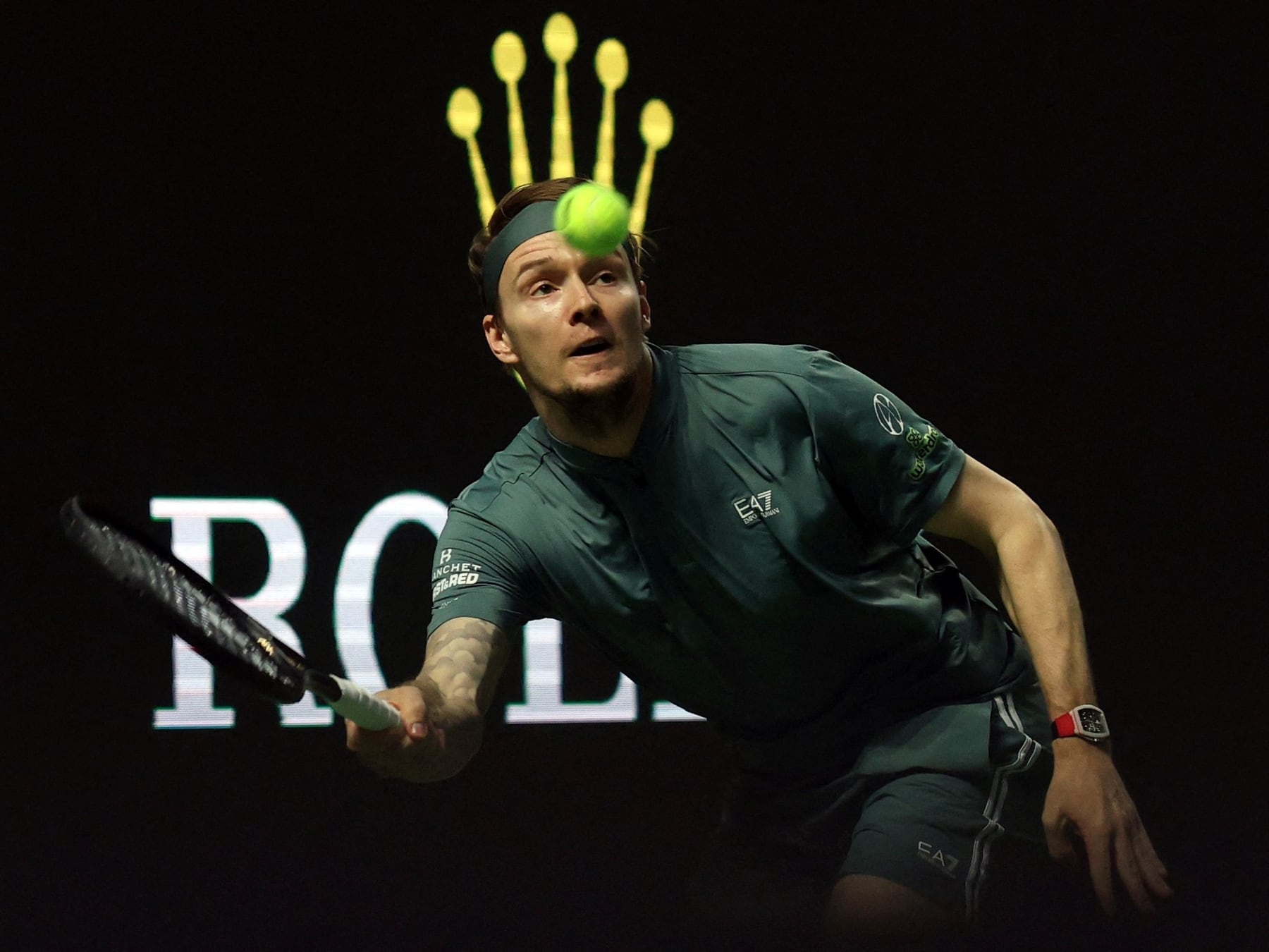 Bublik se cortó la mano a piñas contra una heladera, igual remontó y va por Zverev en octavos del Masters de Shanghai
