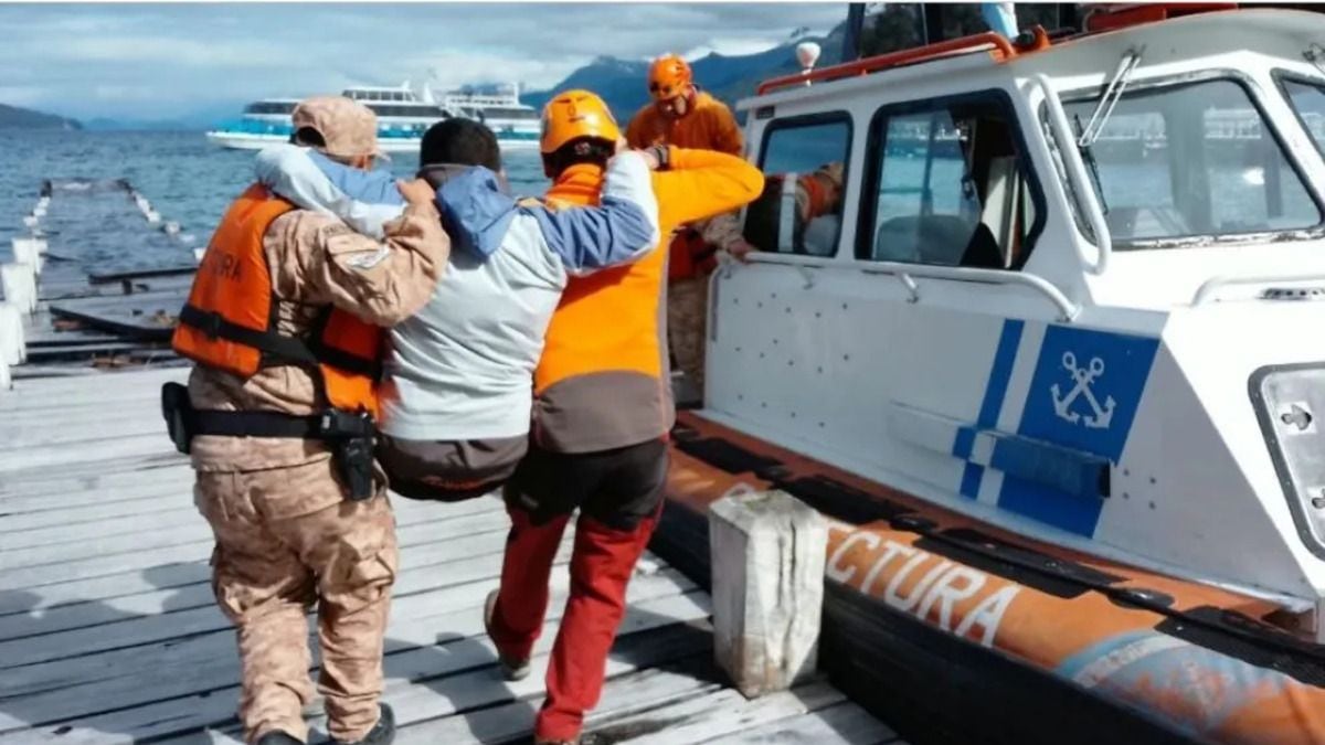 Evacuaron por el lago Nahuel Huapi a un turista lesionado en el sendero al Bosque de los Arrayanes