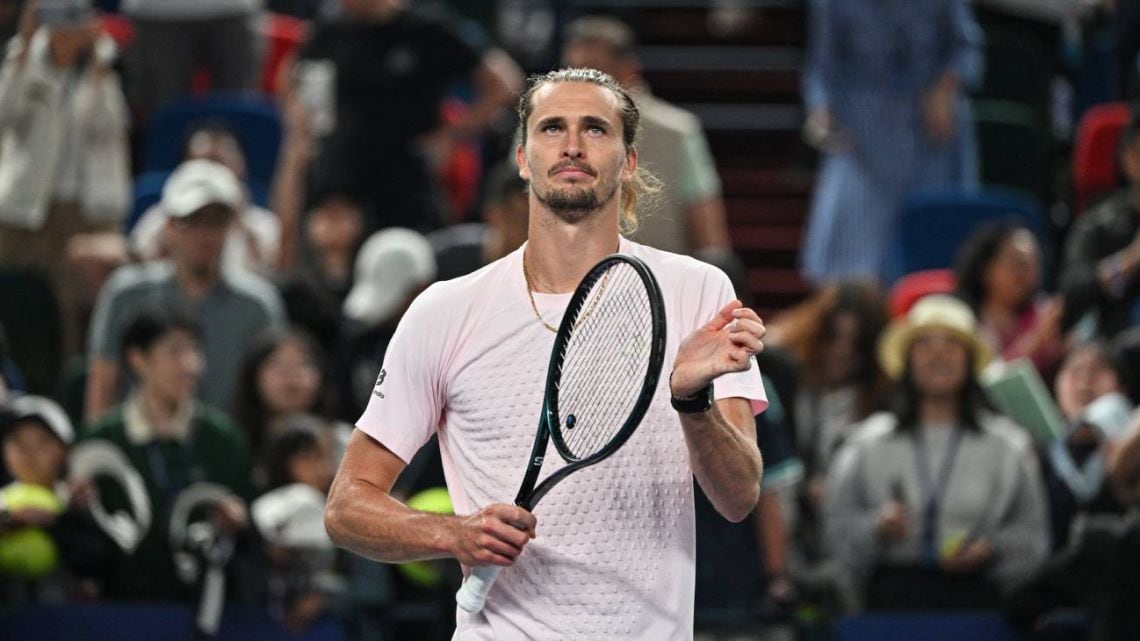 Zverev esquivó dos ties en el alambrado y metió la cosecha en cuartos de Shanghái
