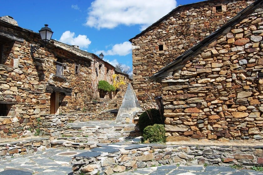 Umbralejo: cómo la Arquitectura Negra renació entre cuarcitas y pizarras a 1.400 metros de la Sierra Norte