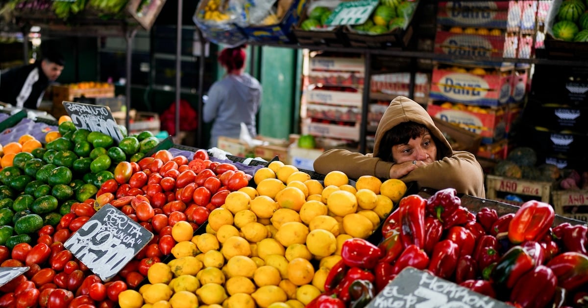 La mesa de septiembre: el rojo de la cebolla compite con el del tomate, y la lechuga se ofrece como respiro