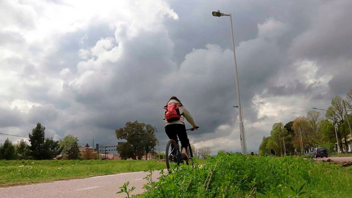 Neuquén se prepara para un finde pasado por agua: el termómetro no levanta y el cielo no se abre