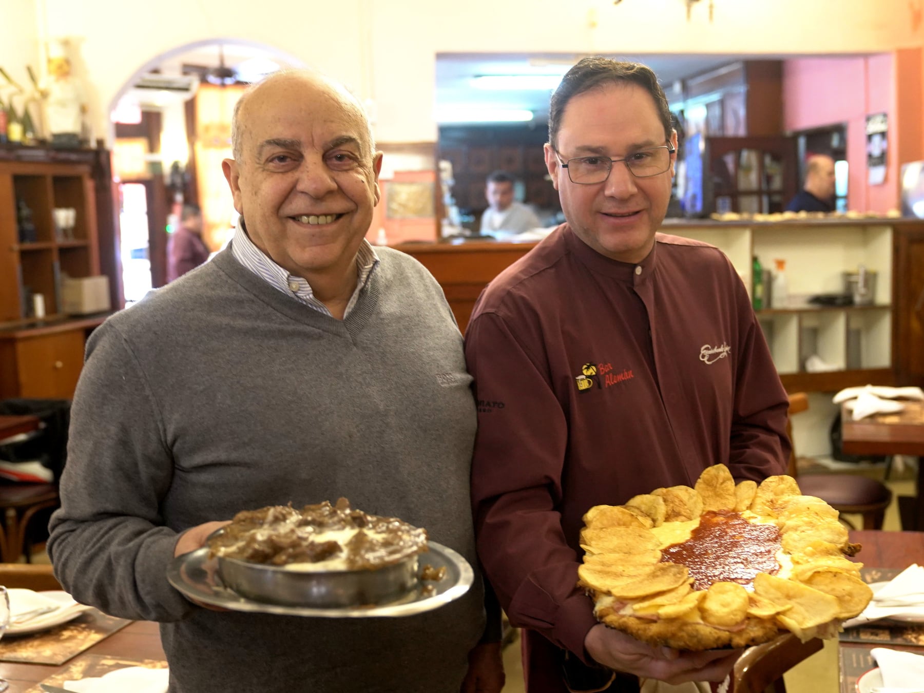 El bodegón centenário de Villa Devoto que sostiene su identidad con milanesas napolitanas y mozos de cuatro décadas