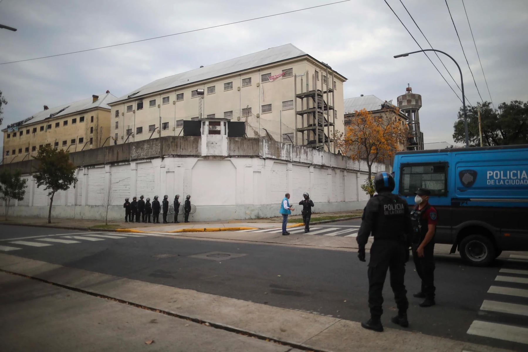 Vaciamiento de Devoto: ya reubicaron al 60% de los internos y crecen las quejas por pertenencias no entregadas
