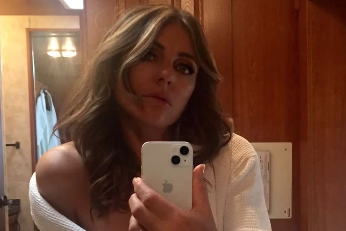 Elizabeth Hurley arrancó la segunda temporada de The Burbs con un anillo que encendió las redes