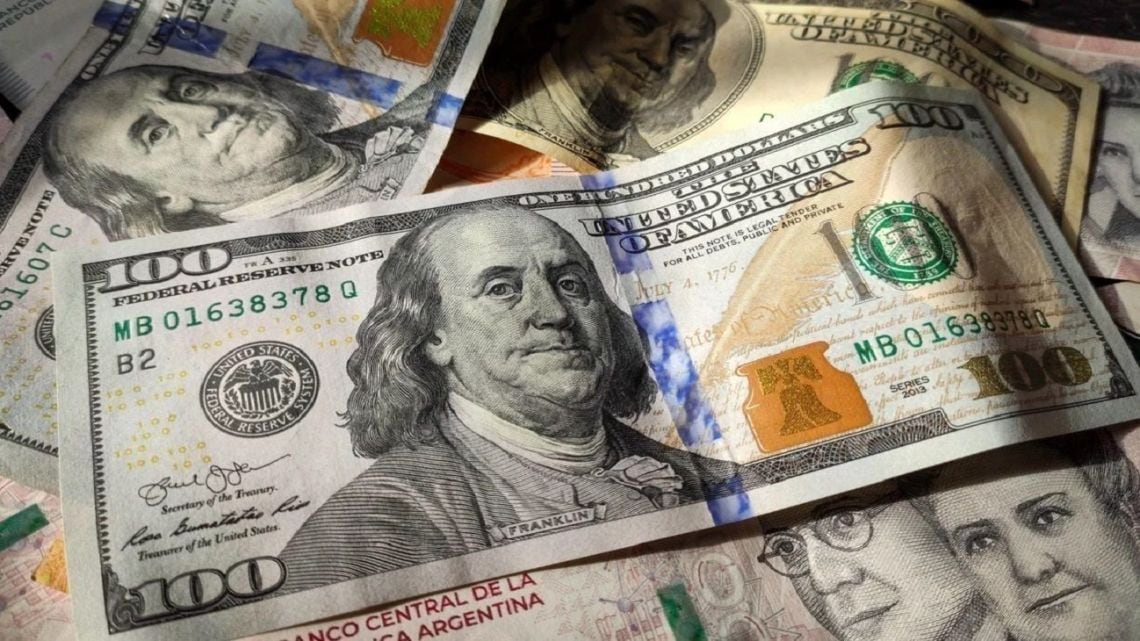 El blue retrocedió cinco pesos y cerró en mil quinientos cuarenta y cinco, mientras el oficial del Nación quedó en mil quinientos treinta