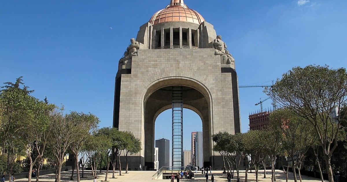 El arco triunfal más alto del mundo se alza en el corazón de la Ciudad de México y se recorre de la cripta al mirador