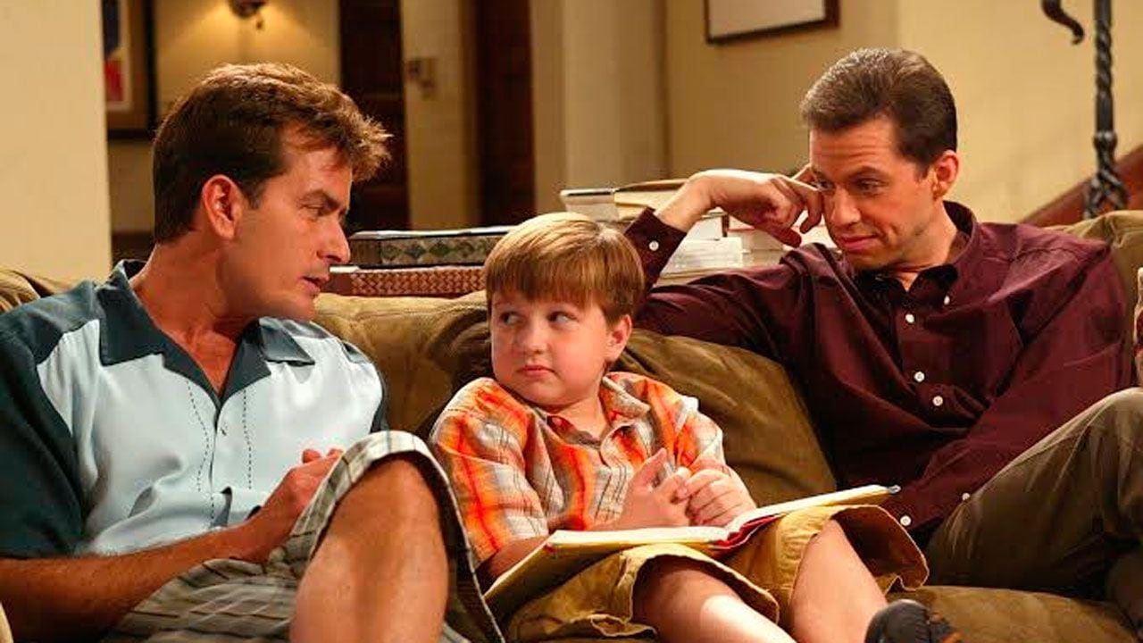 Hugh Grant estuvo a punto de reemplazar a Charlie Sheen en "Dos hombres y medio": la oferta, el miedo escénico y la decisión de último momento
