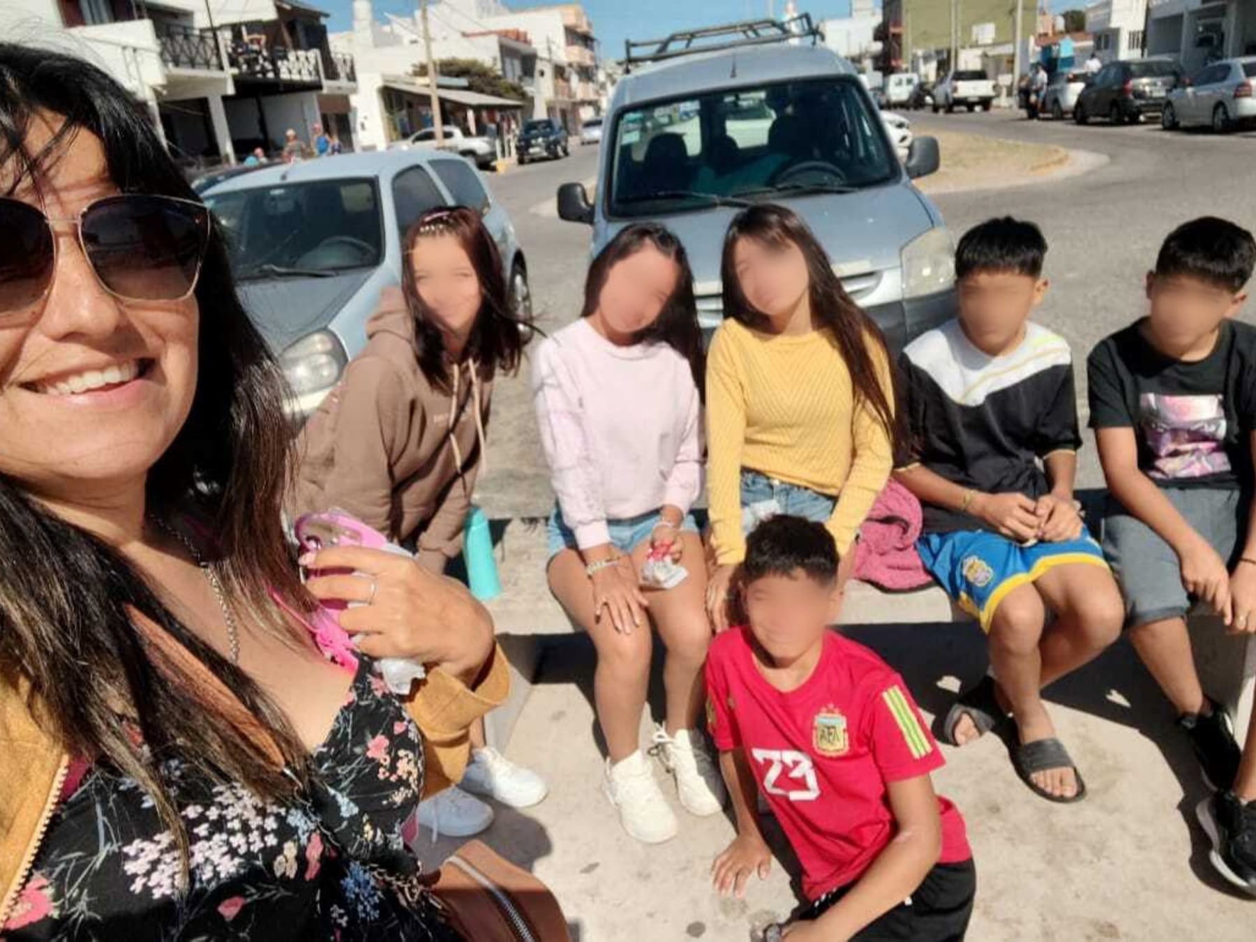 "Los seis o ninguno": la maestra que adoptó a seis hermanos y terminó criando a nueve en un mismo techo