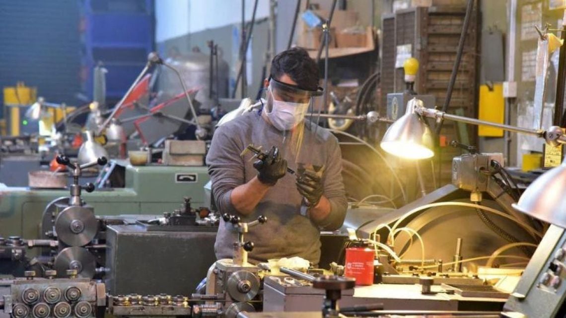La industria opera con cuatro de cada diez puntos de su capacidad ociosa y la informalidad se expande como salida laboral