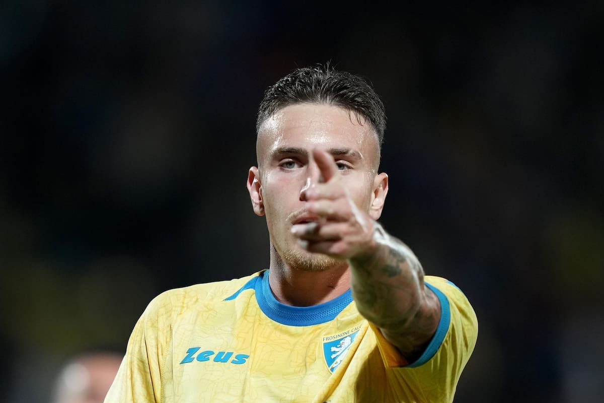 Hat-trick del pibe Raimondo y Frosinone golea a Sassuolo en una noche con cinco goles en 36 minutos