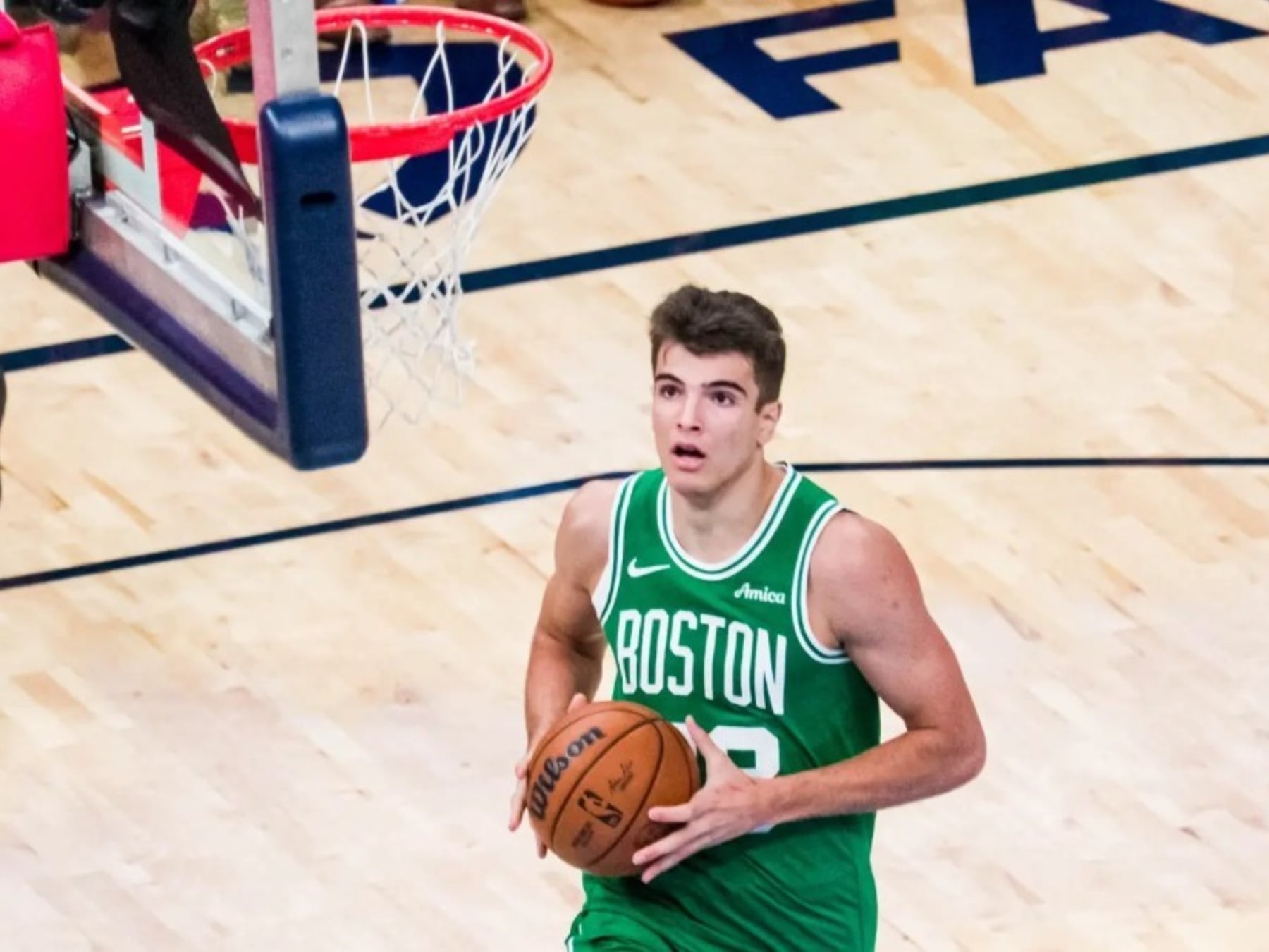 Hugo González y una volcada con más pasos que una vendimia entera: los árbitros de la NBA miraron para otro lado