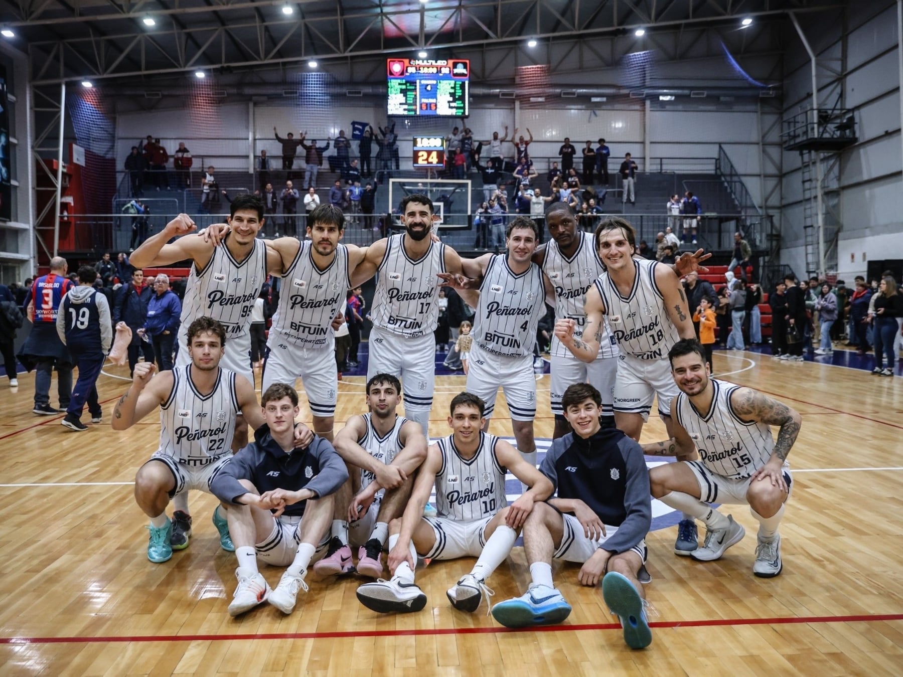 Vendimia tardía pero dulce: Oberá levantó la copa del Ciclón en Boedo y se sacó la mufa de cuatro caídas
