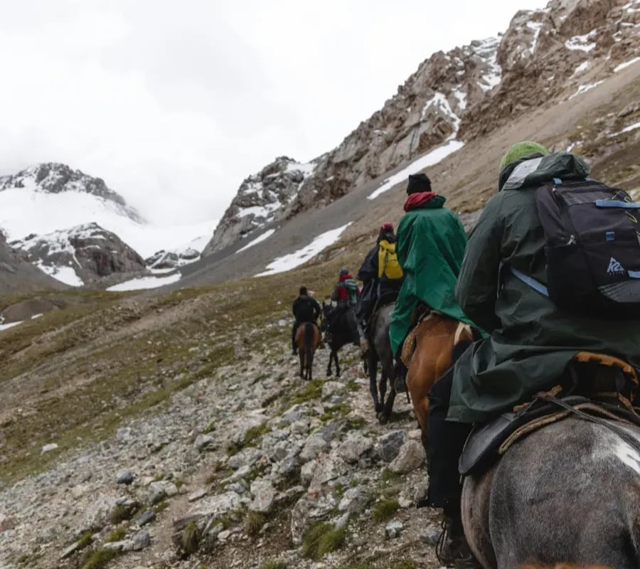 La Vega, la cabalgata familiar de Caviahue que empieza antes de montar: alimentar, cepillar y recién después salir al sendero