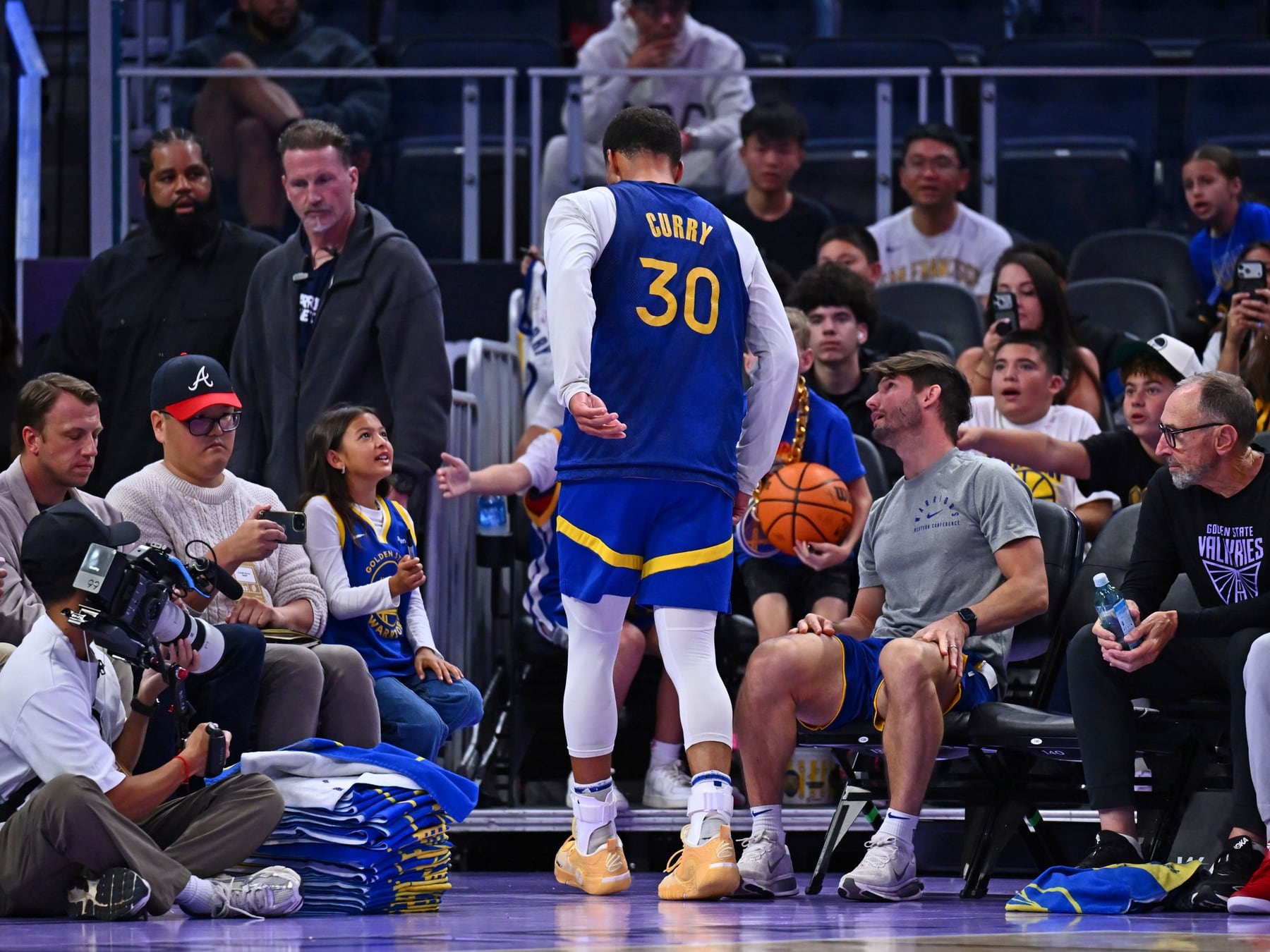 Stephen Curry firmó por dos años, se torció el tobillo y dejó a los Warriors con el corazón en la boca