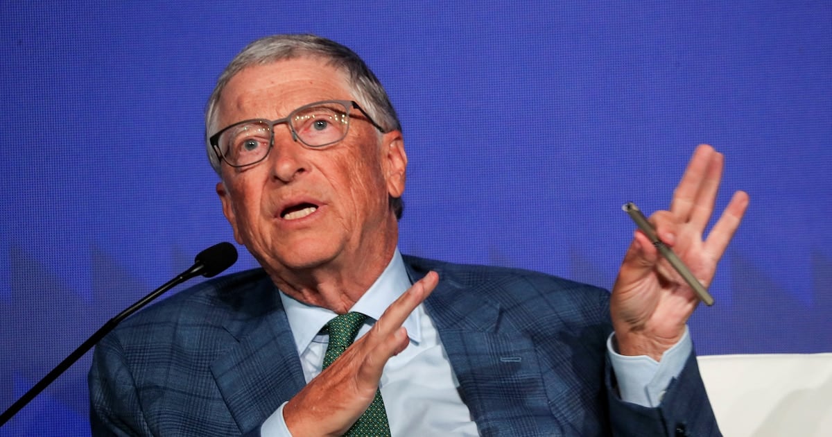 Bill Gates reclamó desde el Vaticano que los gobiernos regulen la inteligencia artificial para que no agrande la brecha entre ricos y pobres