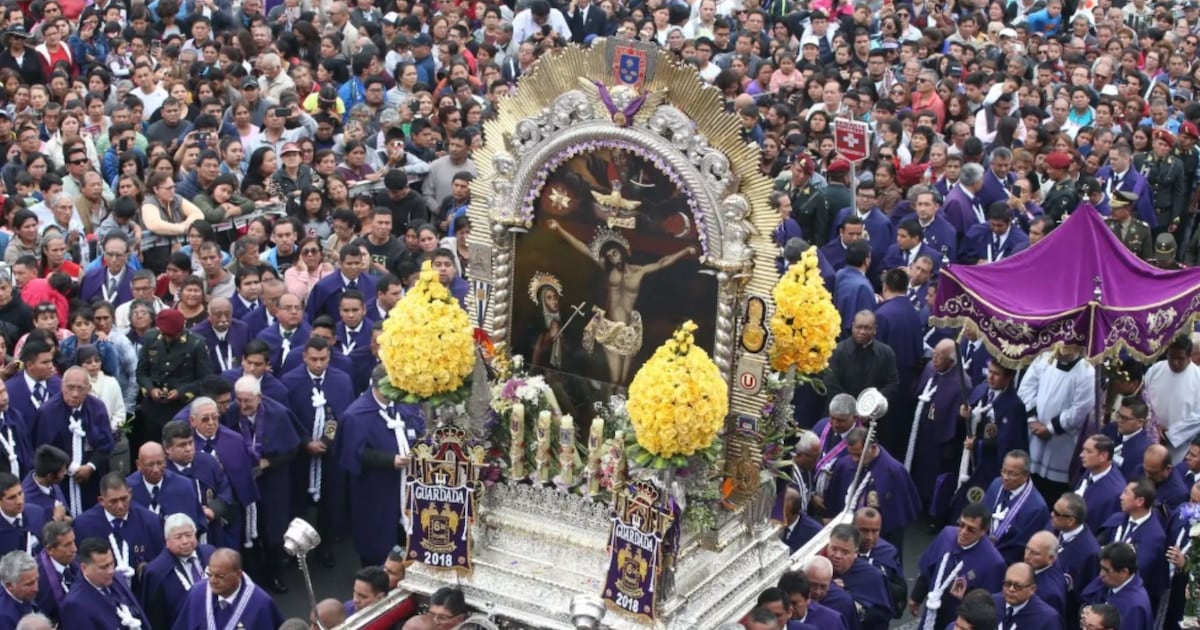 El Cristo Moreno tiñe de morado el centro de Lima en su tercer recorrido de octubre