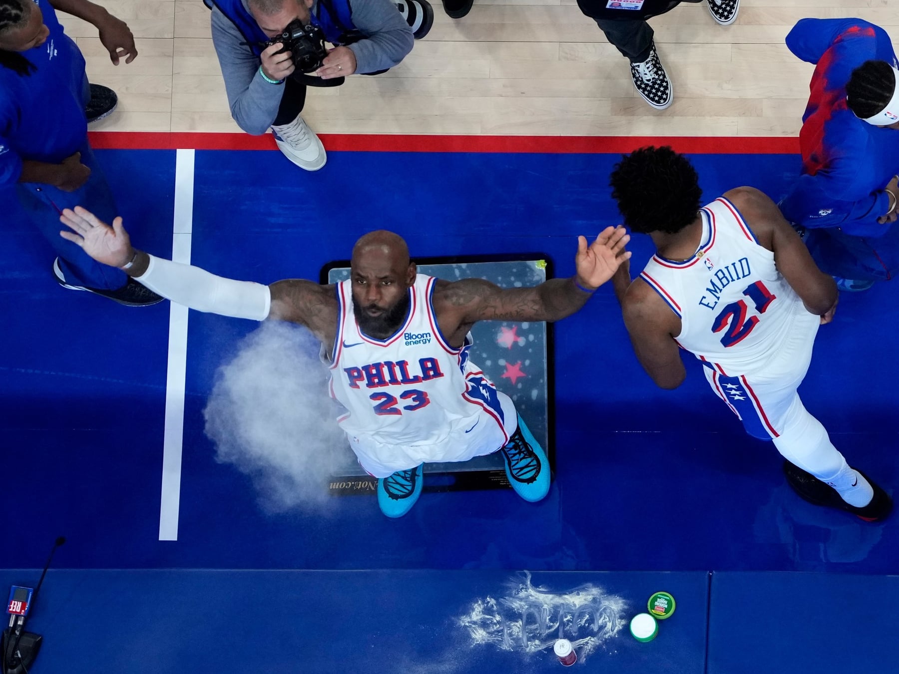LeBron se pone la de Philadelphia y va a meter la nariz en el Madison, donde los Knicks defienden la corona