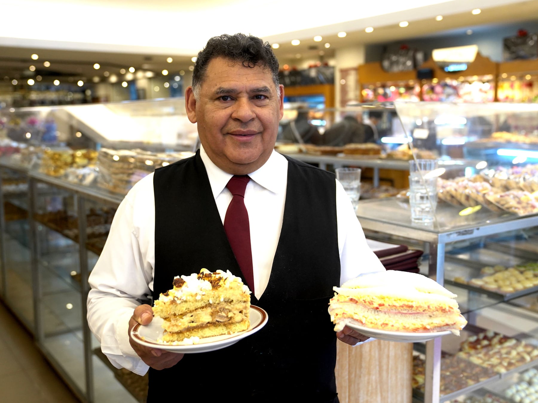 El Greco, la confitería de Caballito que alimenta la memoria del barrio con facturas, sándwiches de miga y algo de rock nacional